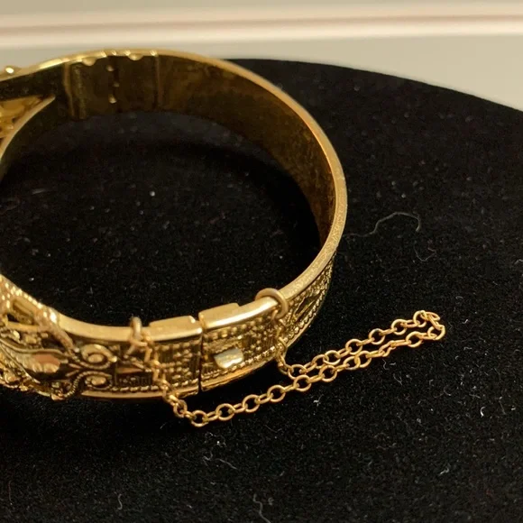 Whiting & Davis Vintage GoldTone Bracelet w/Green Gemstone with a Rose carved in - Picture 14 of 15